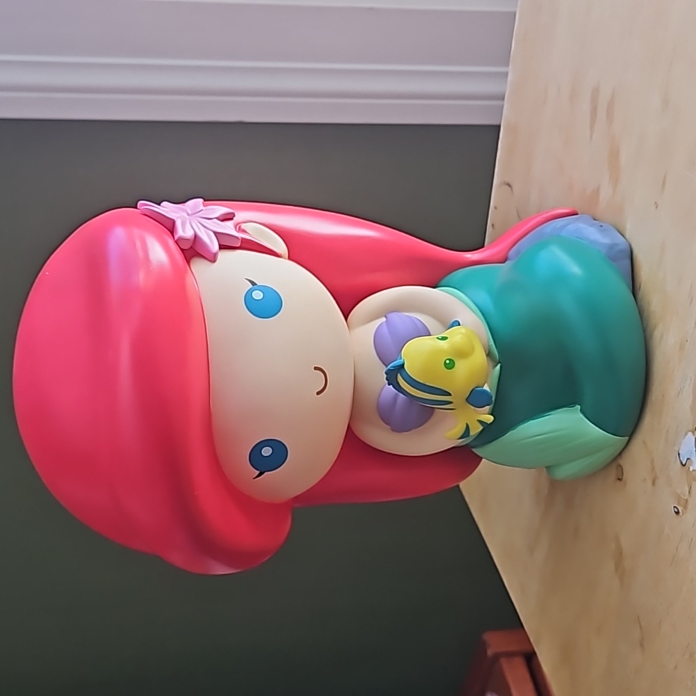 ARIEL FIGURAL BANK